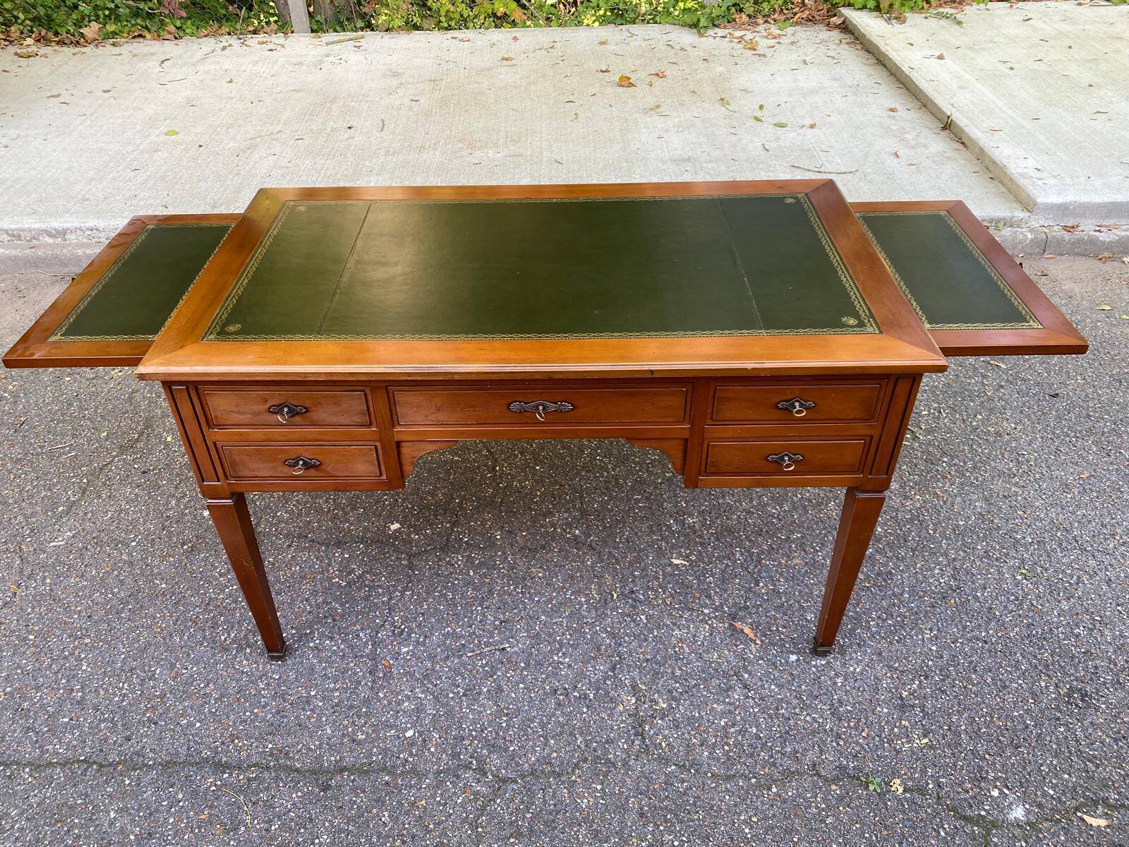 Bureau en bois massif et cuir vert extensible Louis XVI début 20ème