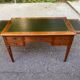 Bureau en bois massif et cuir vert extensible Louis XVI début 20ème