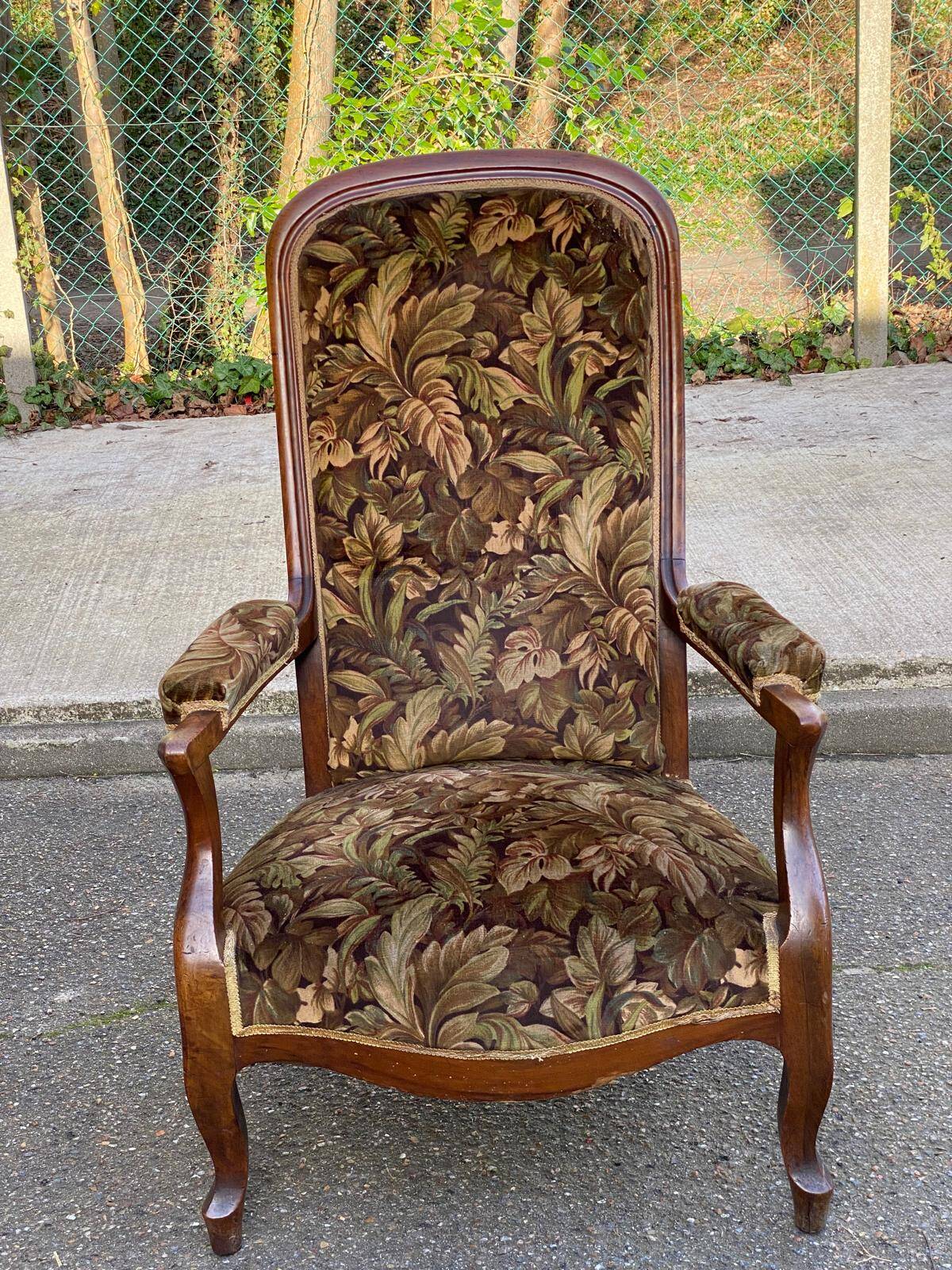 Louis XV Voltaire armchair in solid wood and floral velvet fabric from the years.