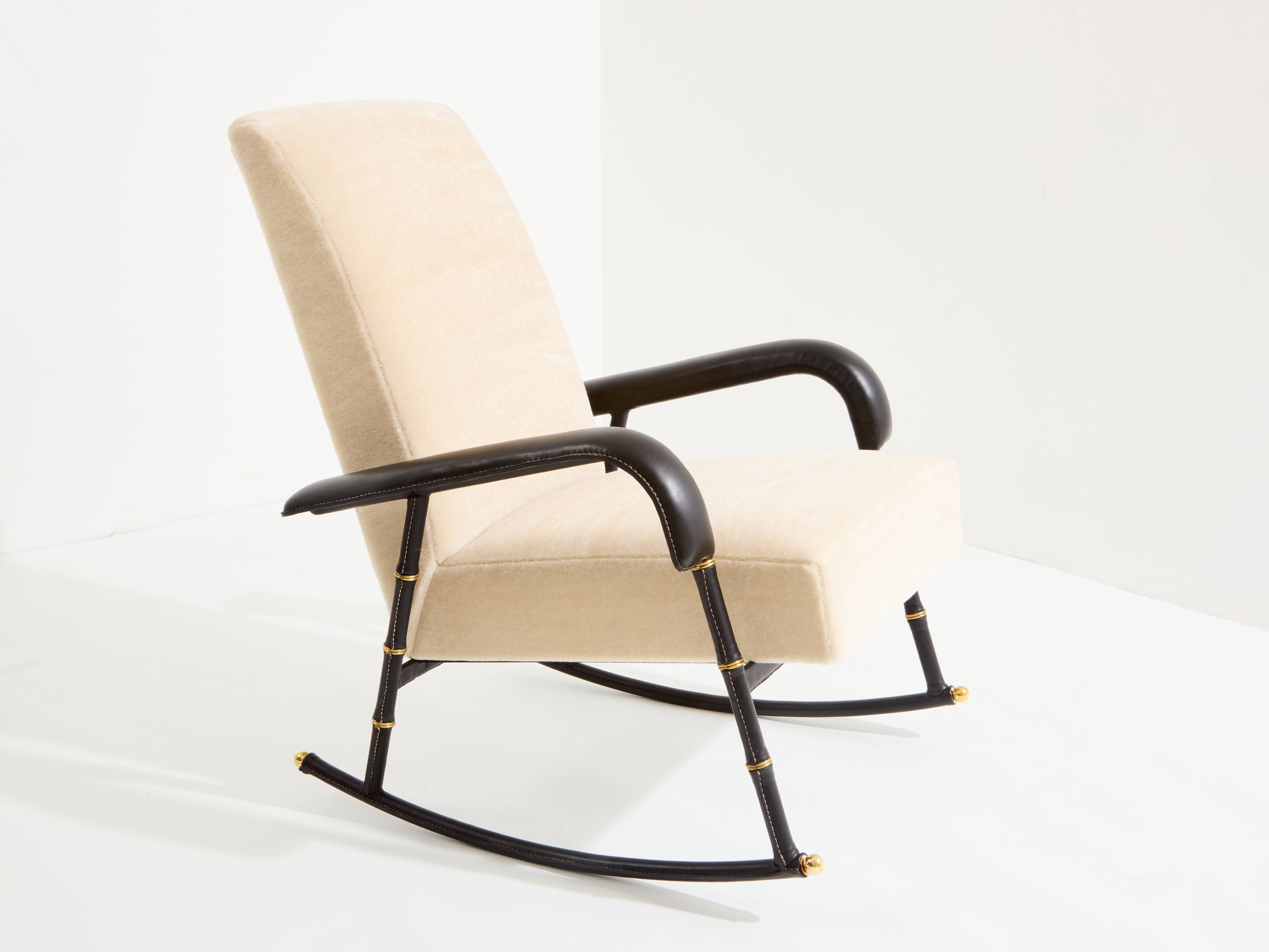 Jacques Adnet Fauteuil à bascule et ottoman cuir et velours de mohair 1950