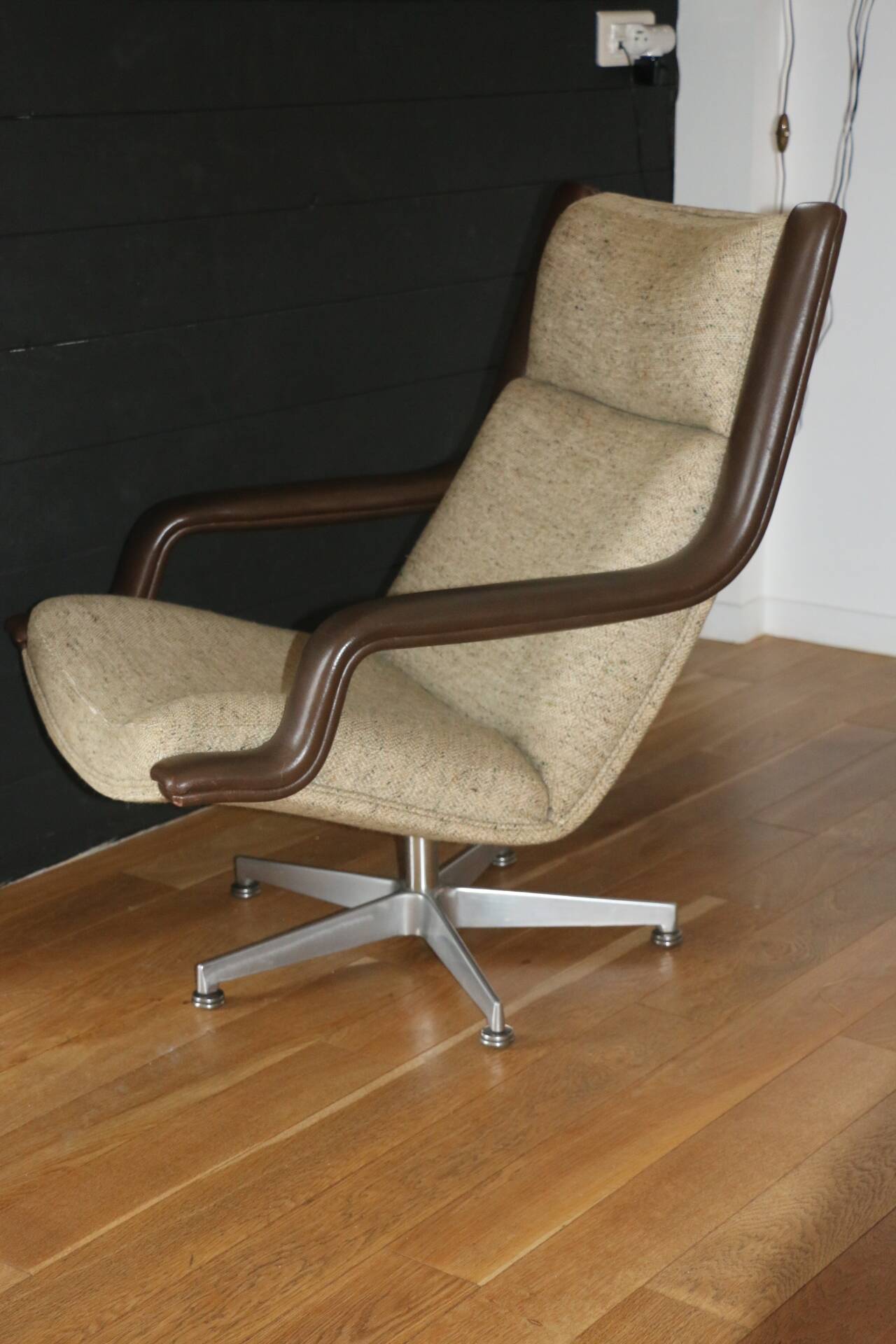 F140 Geoffroy Harcourt armchair