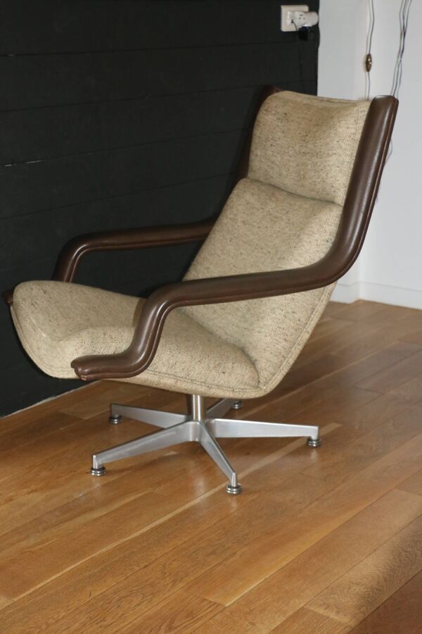 Fauteuil F140 Geoffrey Harcourt
