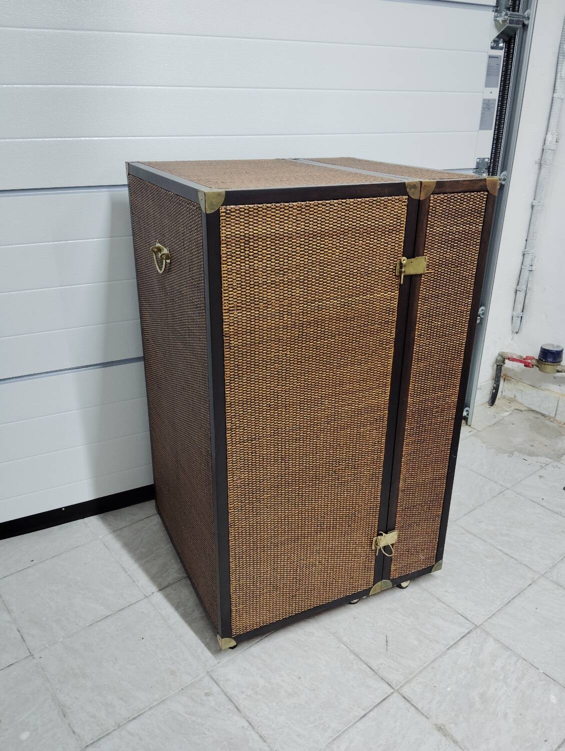 Wardrobe trunk on casters in mahogany and woven rattan.