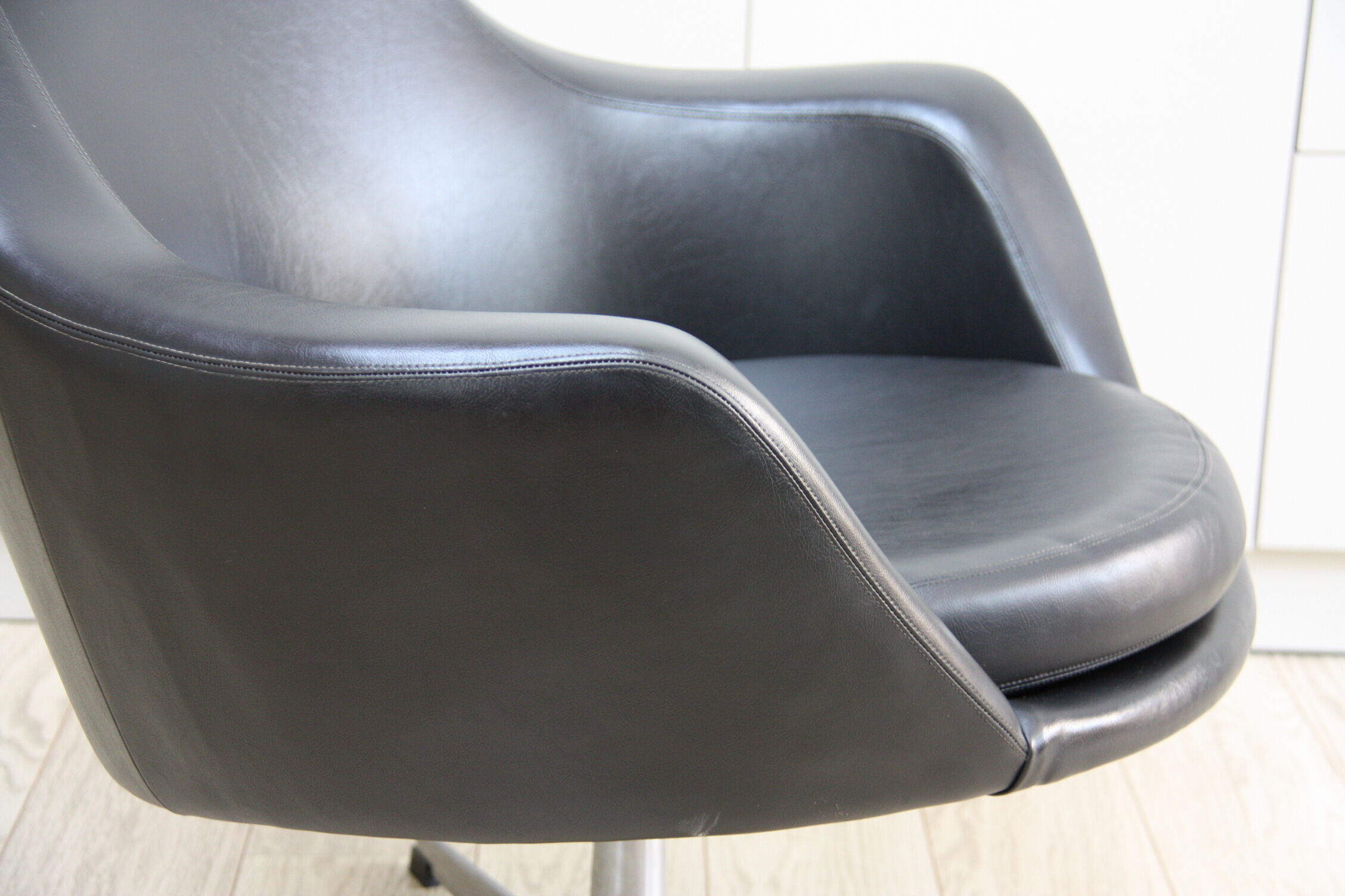 Fauteuil pivotant vintage en similicuir noir par Pastoe 60s