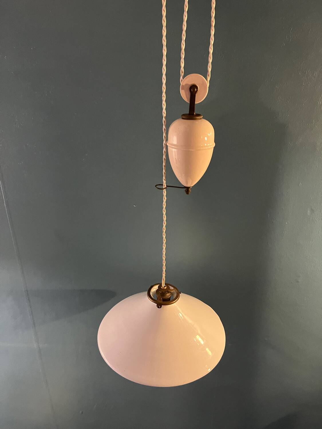 Suspension rises and falls with counterweight in porcelain and opaline