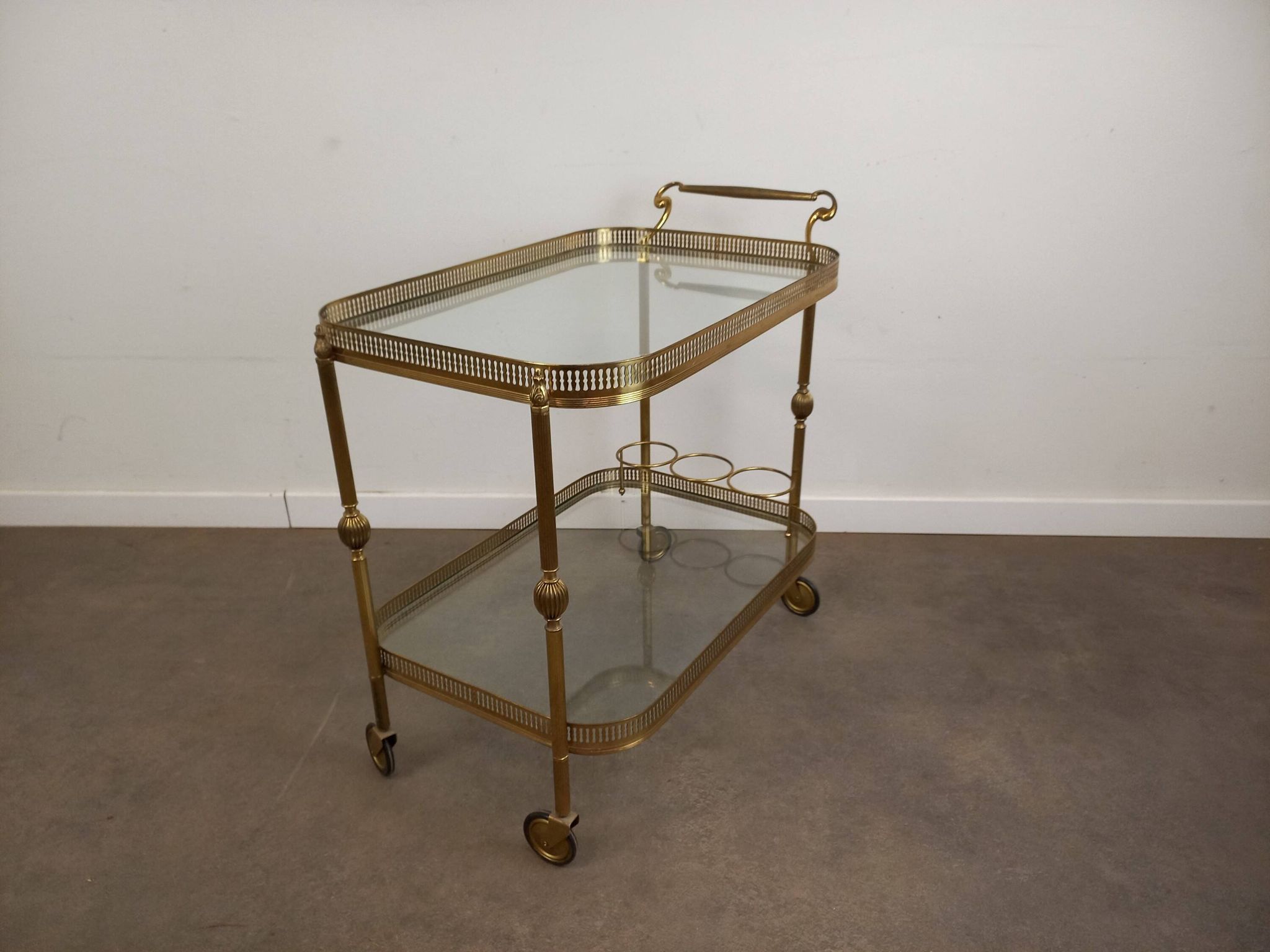 Desserte roulante en laiton doré et verre