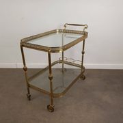 Desserte roulante en laiton doré et verre