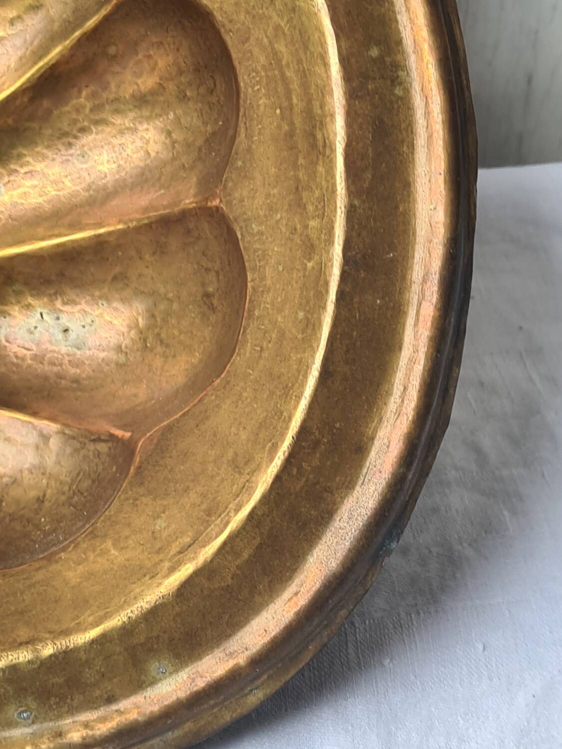 Basin, hammered copper shell hand basin