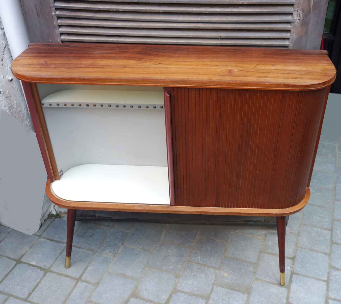 Wall dresser with sliding doors