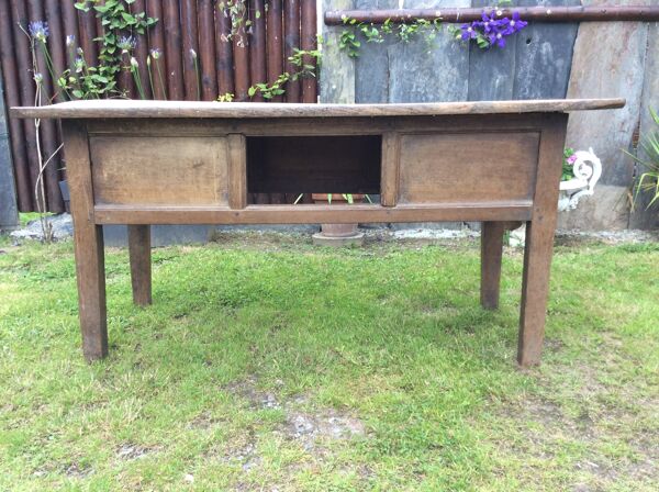 Table de ferme à panneaux à pieds fuseaux en chêne. ( dite table de laiterie )
