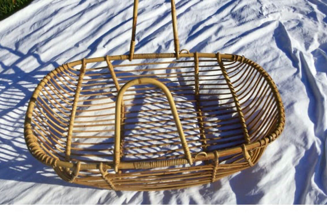 Vintage rattan couffin