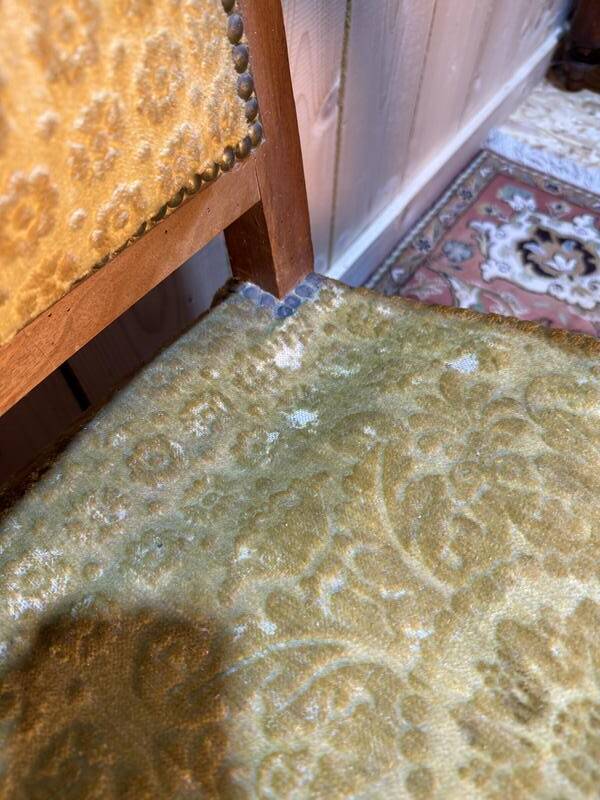 Banquette - Canapé époque Restaurarion en velours de gêne jaune 1830