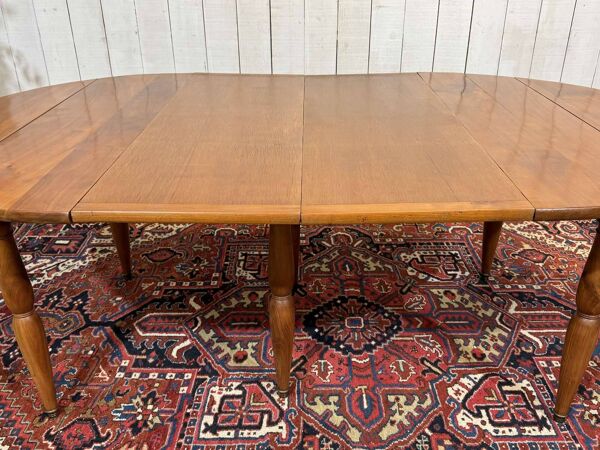 Table ronde en merisier 6 pieds des style Louis Philippe avec 2 allonges
