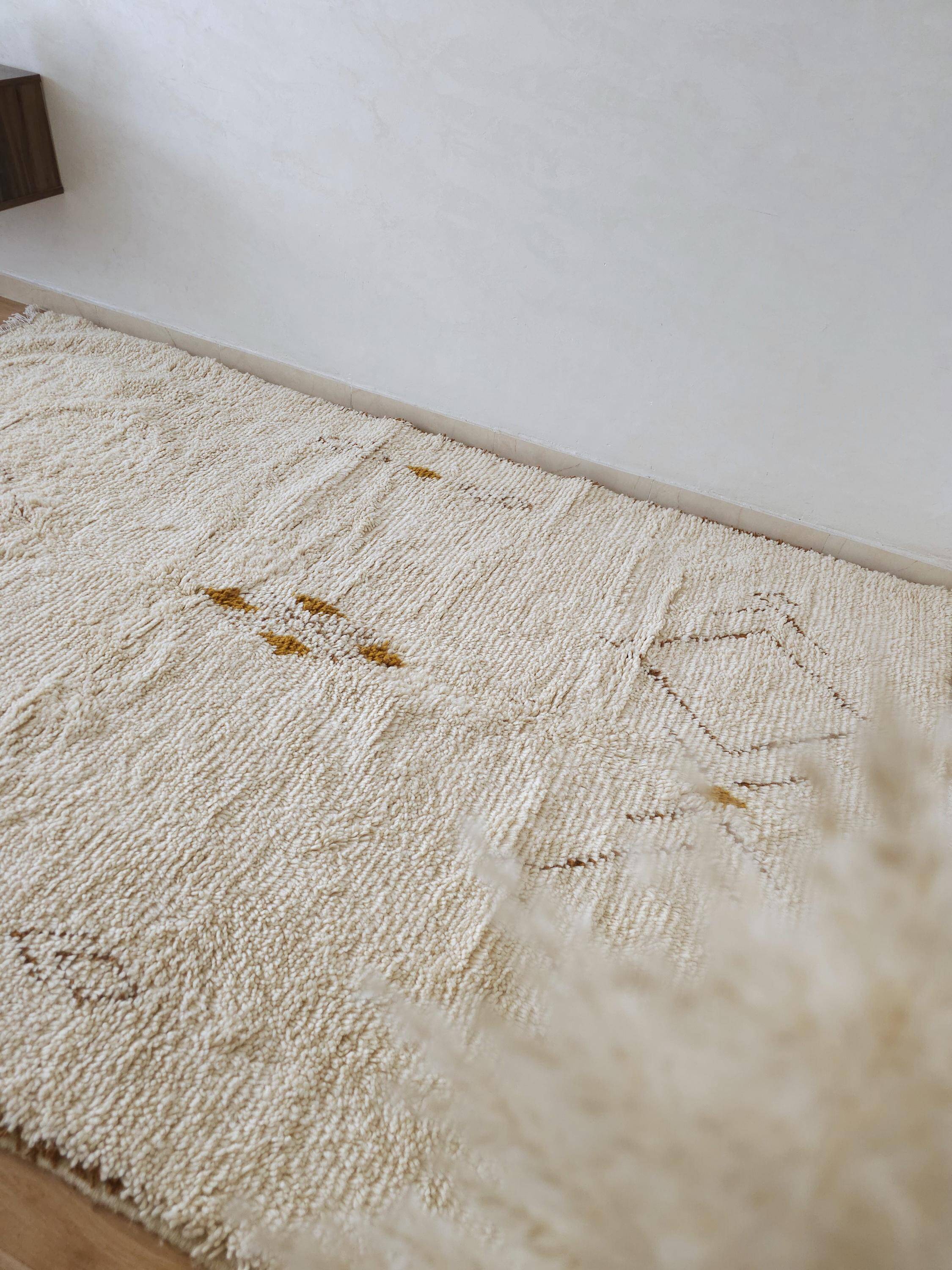 Large Moroccan rug made of natural wool, dimensions 250x150 cm, handmade.