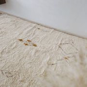 Large Moroccan rug made of natural wool, dimensions 250x150 cm, handmade.