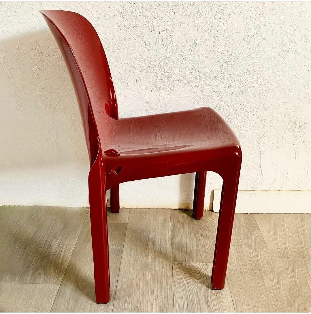 Red chair "selene" by vico magistretti for artemide of the 60s