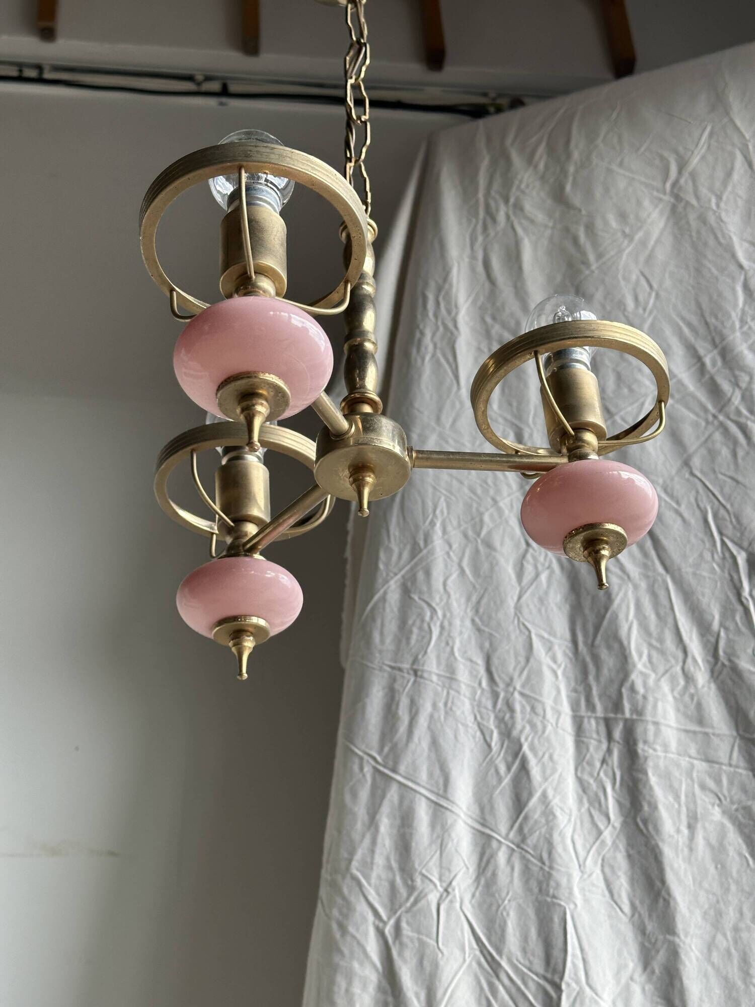 Petit lustre rose et doré à 3 bras de lumières