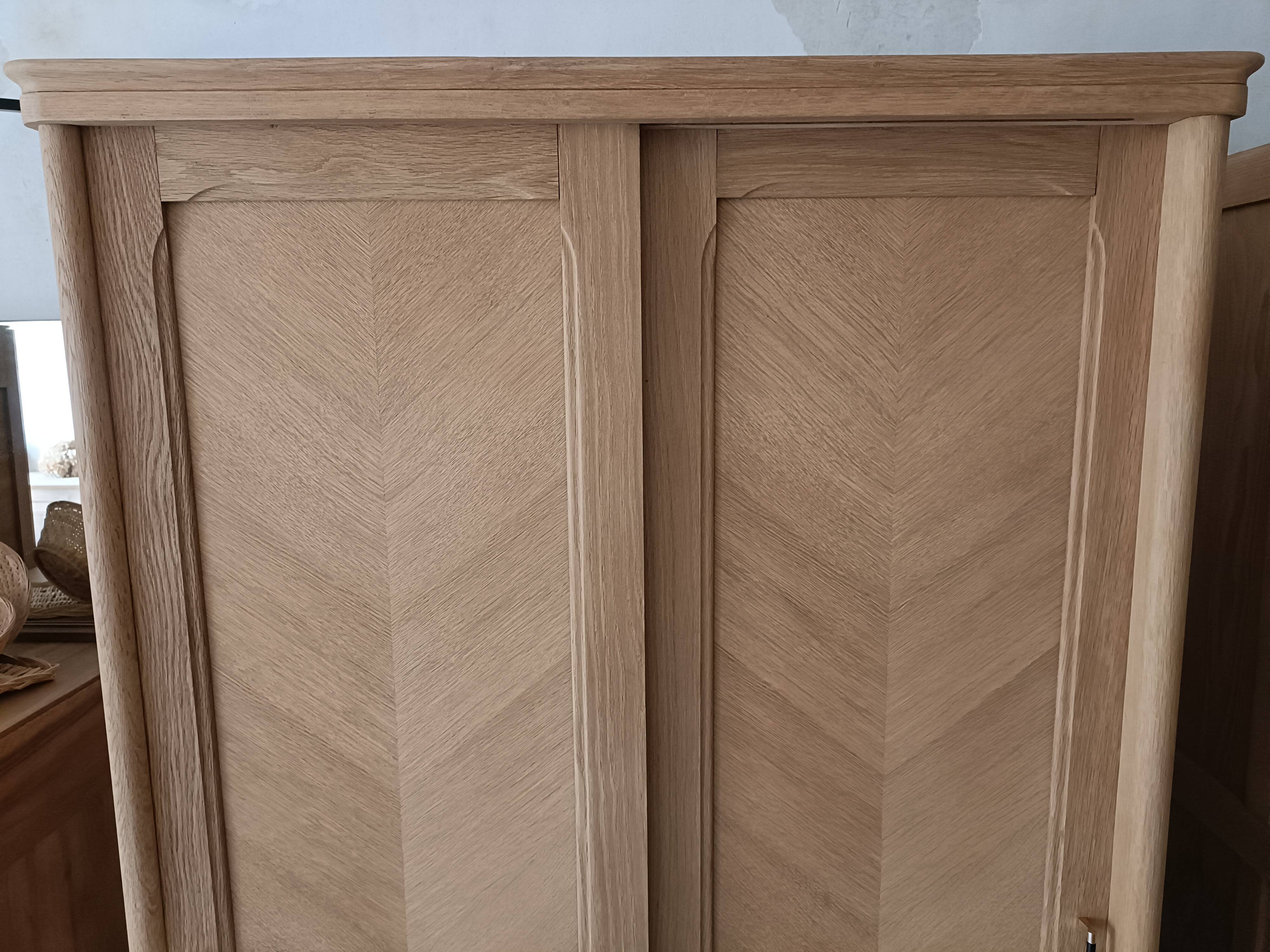 Wardrobe/sliding doors and tapered legs