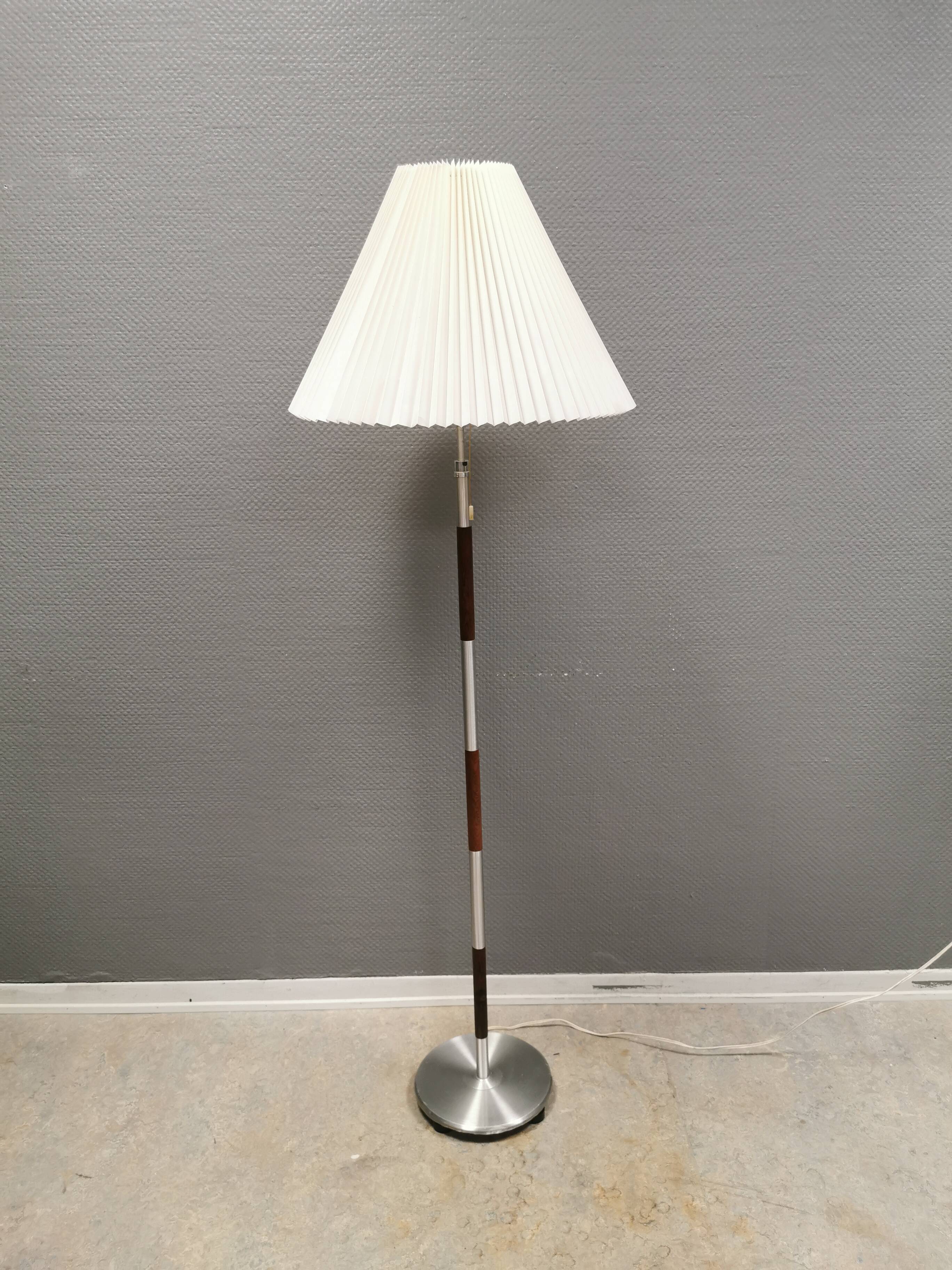 Lampadaure en palissandre et métal argenté. Danoises, des années 1960.