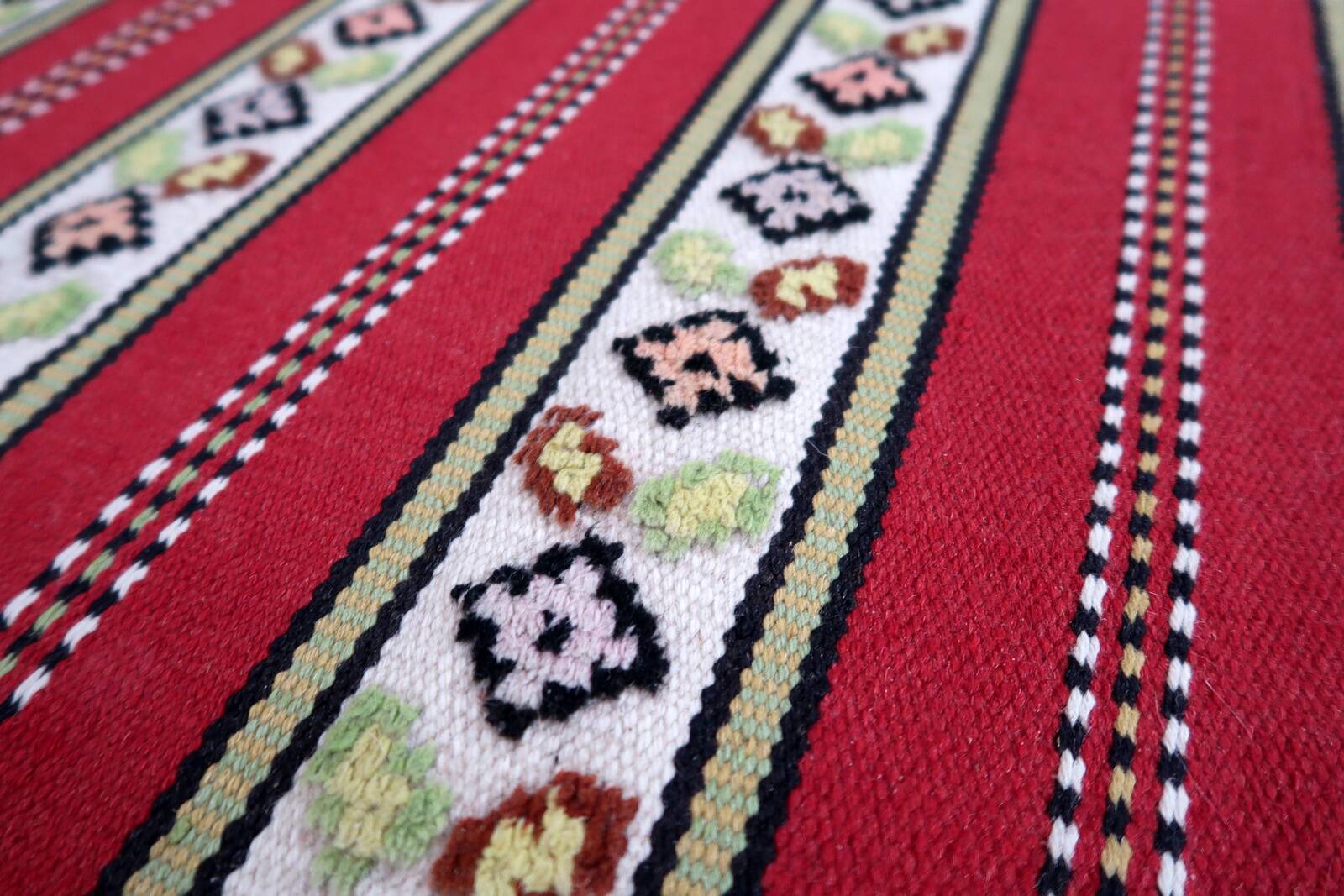 Tapis Vintage Tekke Turkmène Fait Main en Laine – Années 1960 – 126 x 188