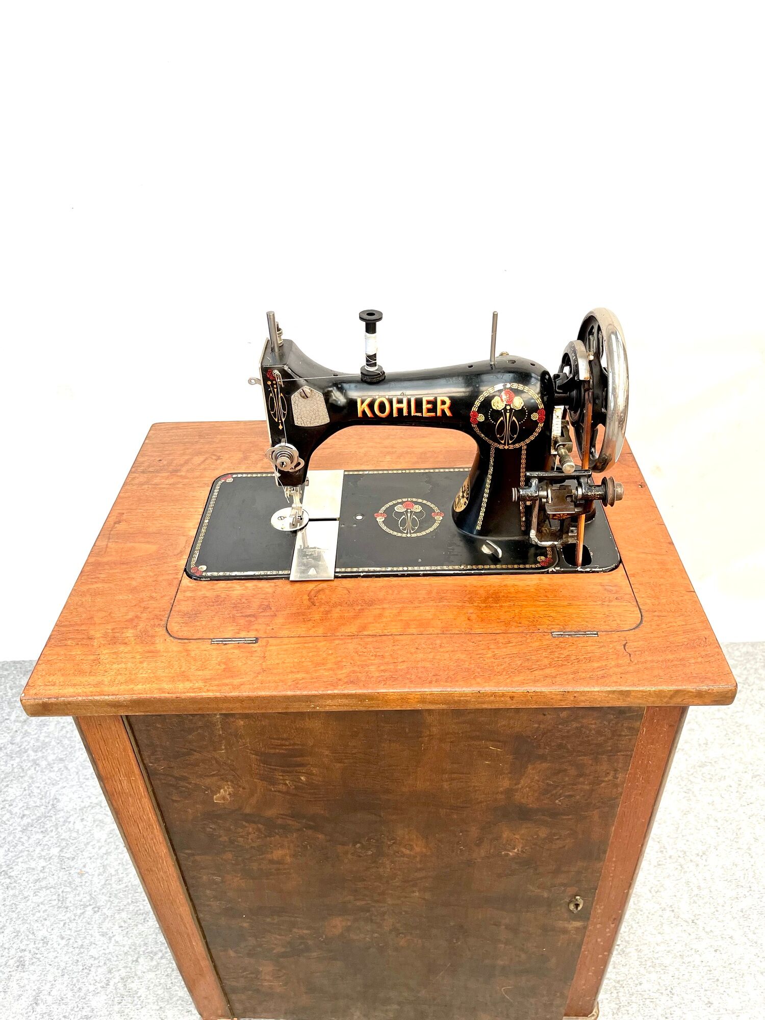 Mechanical Kohler sewing machine and its furniture with manual and replacement needle