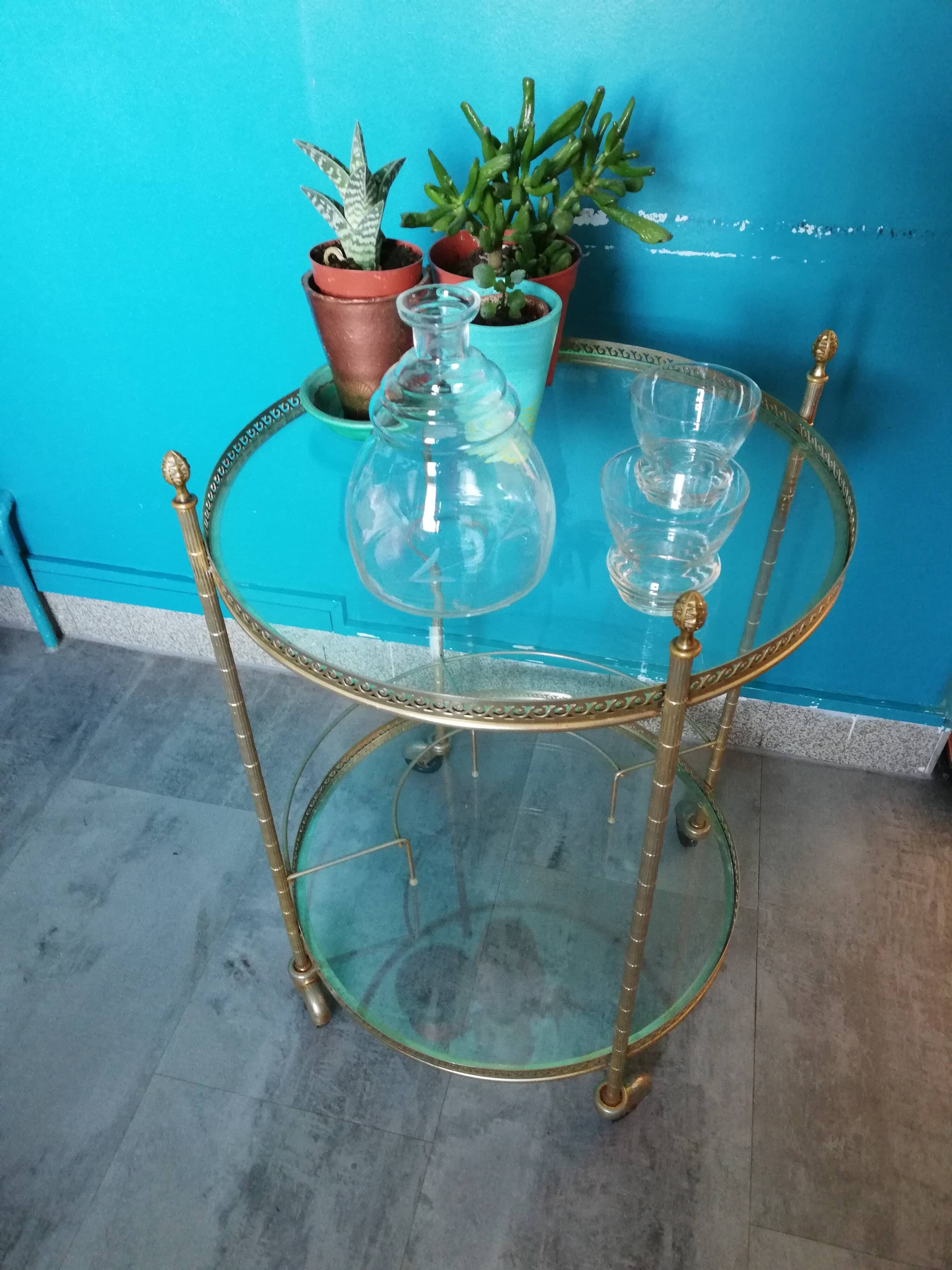 Serving table