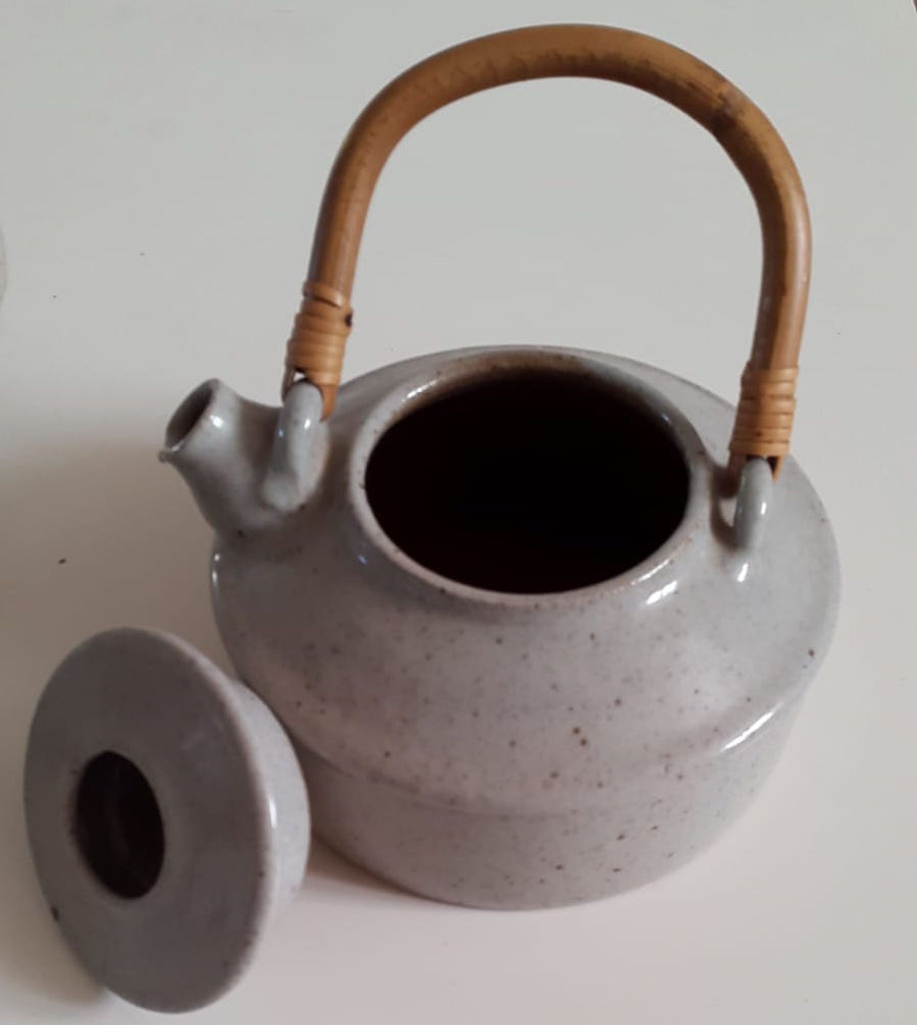 Ensemble théière grès anse en rotin et six bols années 70