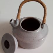 Ensemble théière grès anse en rotin et six bols années 70