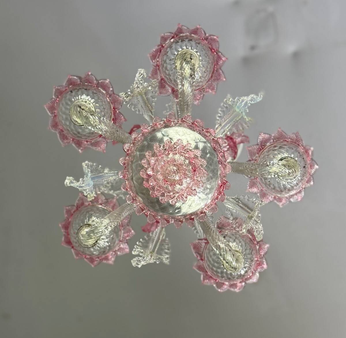 Petit lustre vénitien en verre de Murano incolore et rouge, circa 1950