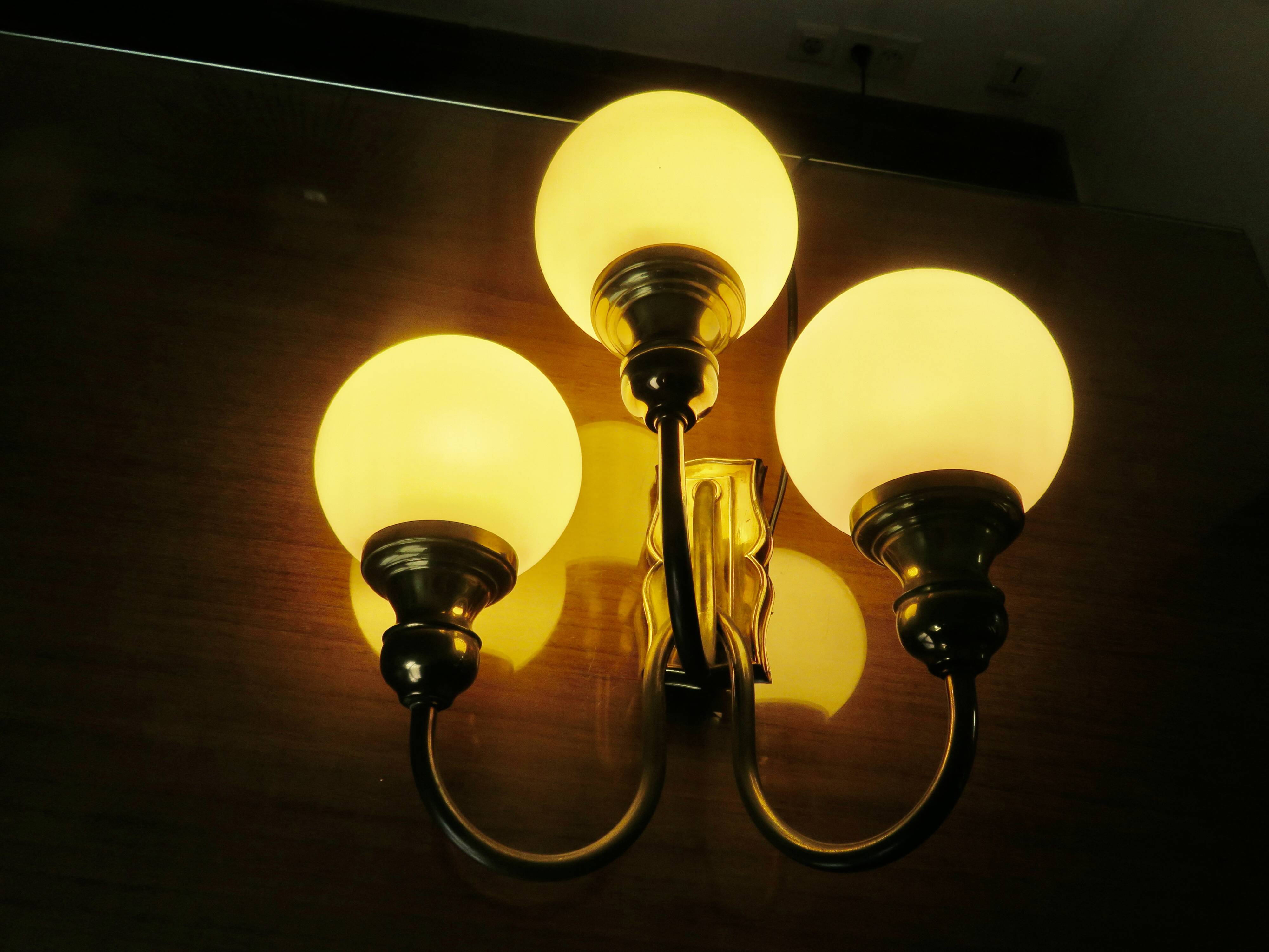 Triple "Hollywood Regency" wall light in brass and opaline, 1970