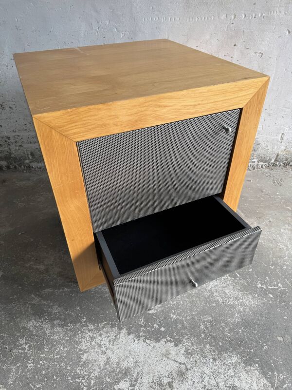 Meuble d'appoint en bois naturel avec façades en métal perforé gris foncé sur roulettes (bois massif et métal)