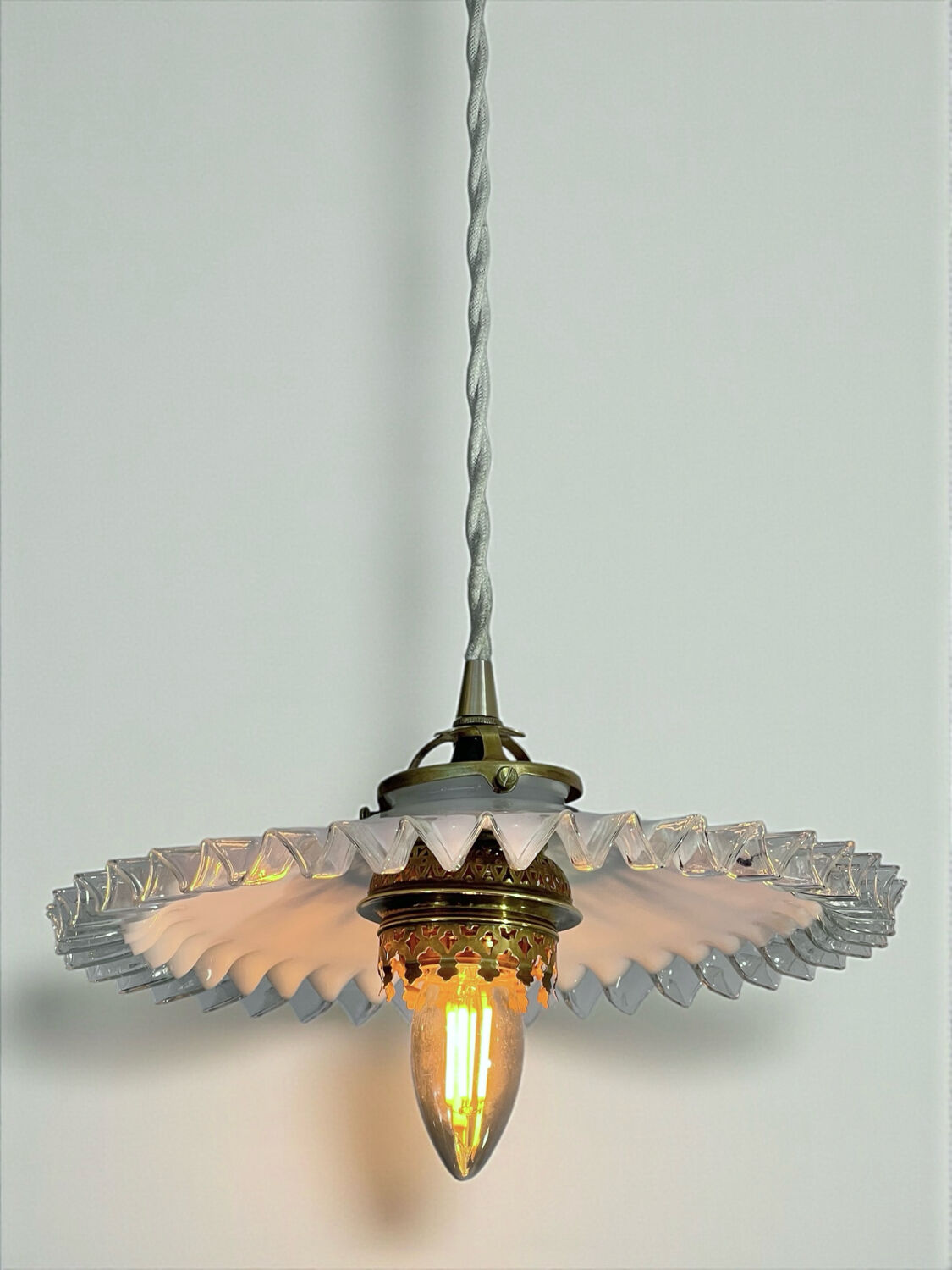 Opaline suspension in Art Deco style with a brass balcony featuring lace details.