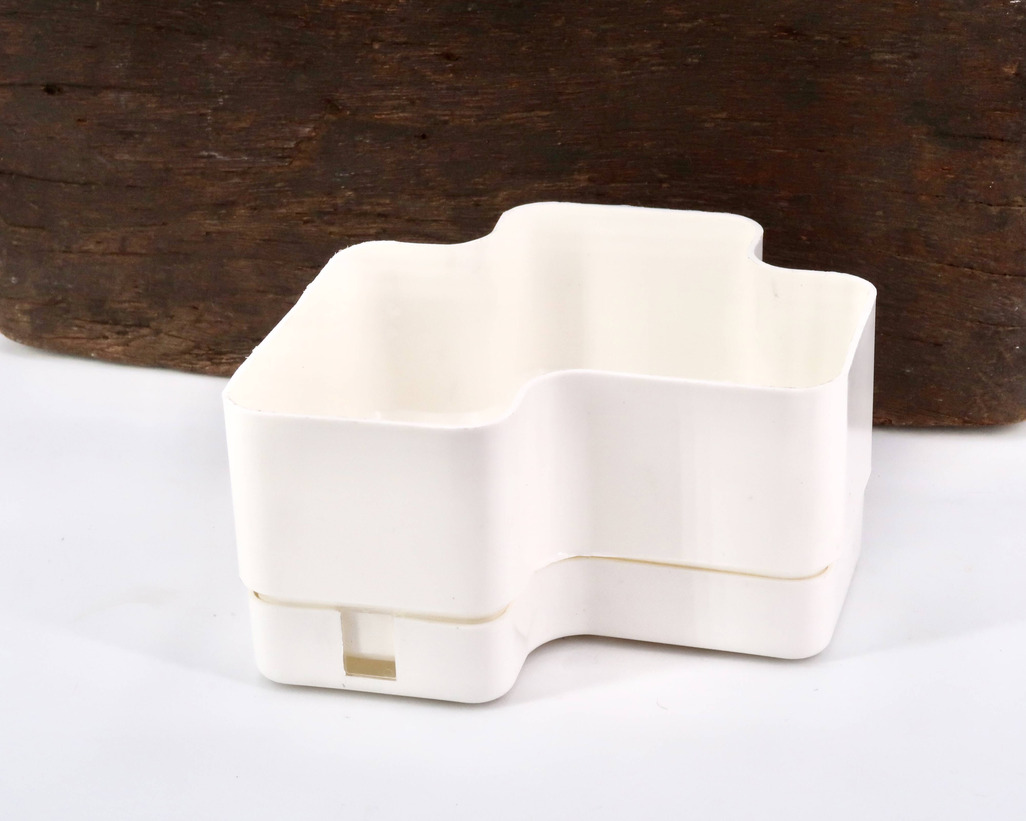 Vastill planter in white plastic by Michael McCann