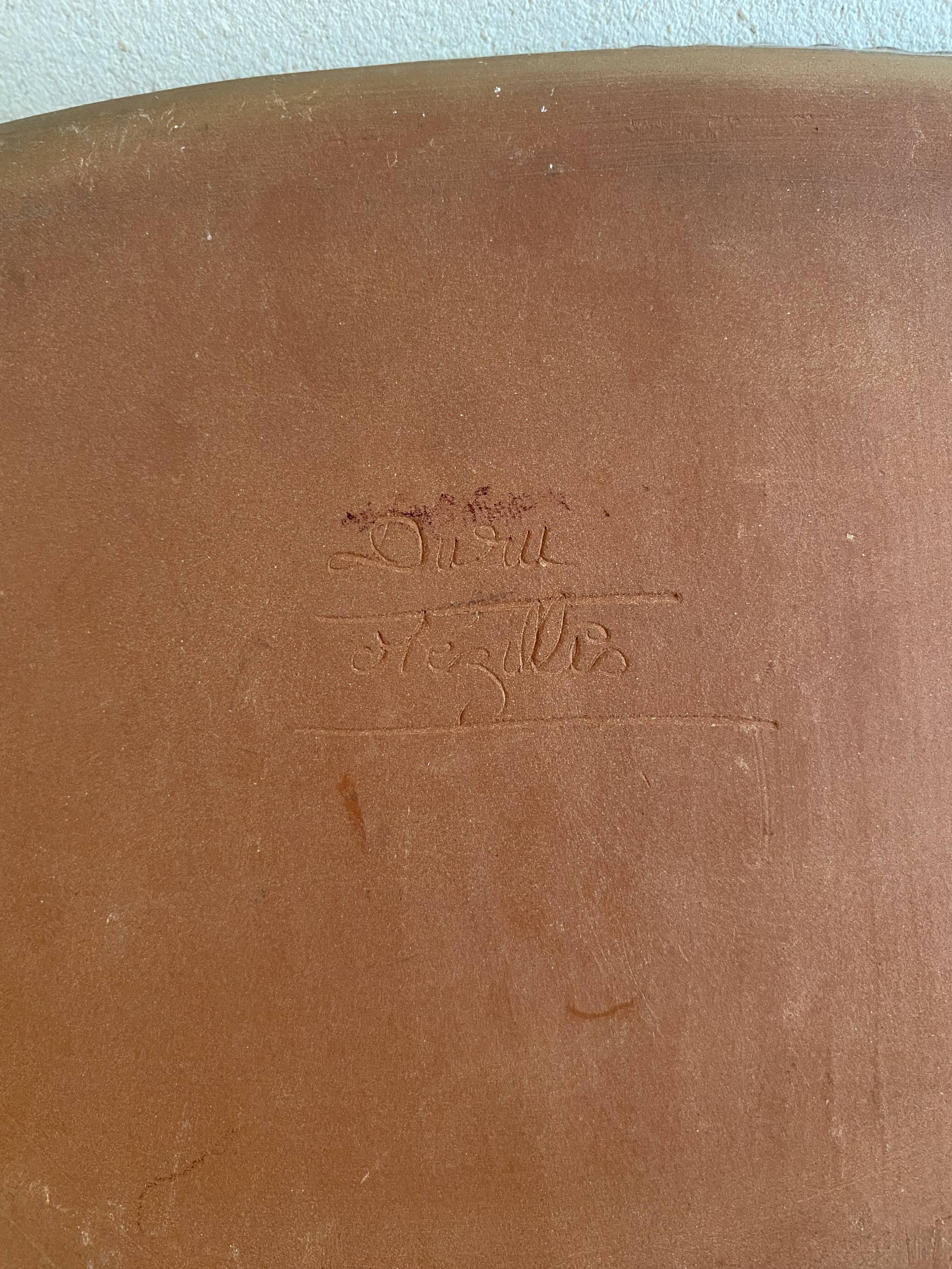 Plat terre cuite émaillée signée