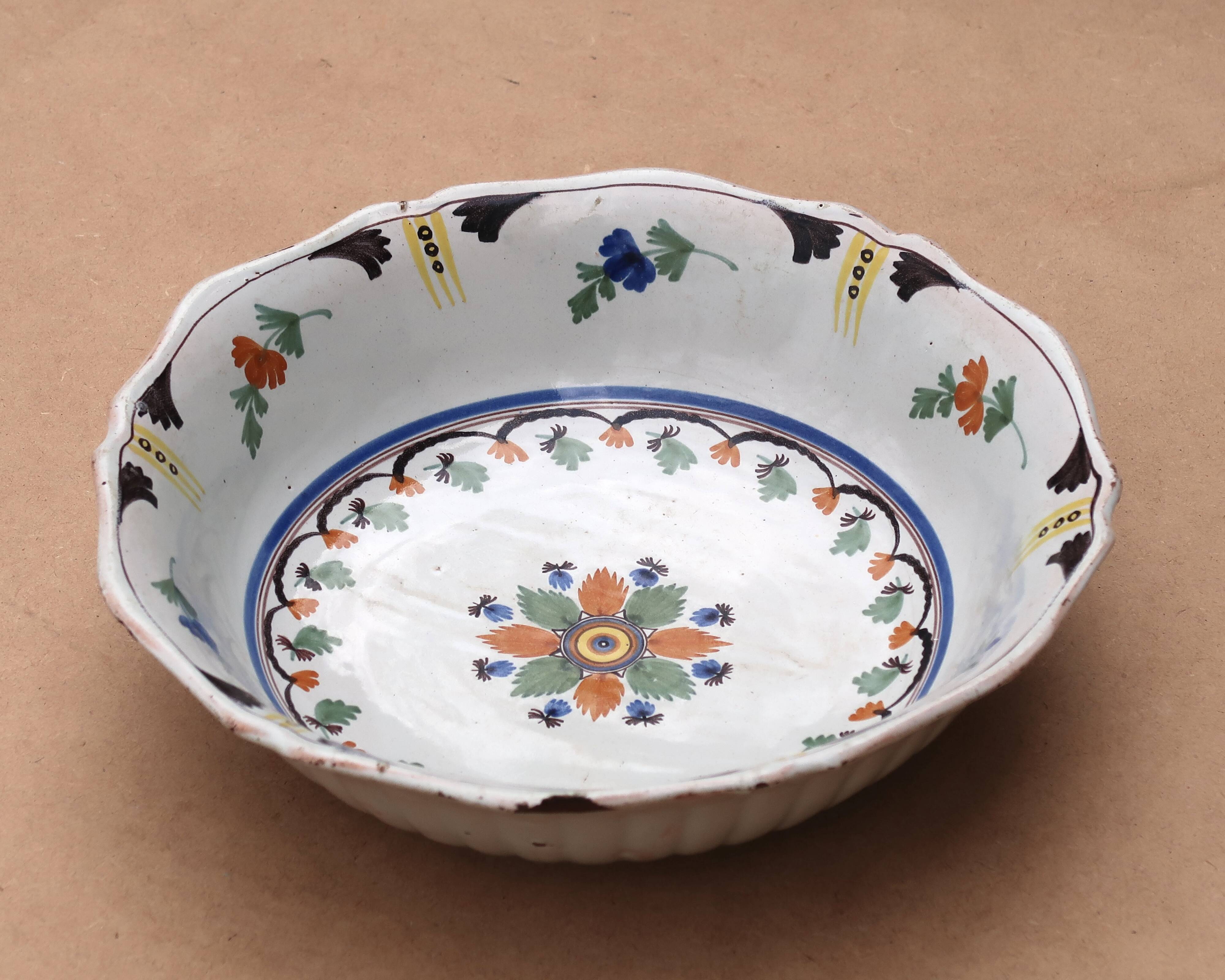 Shallow flat dish in Nevers earthenware from the 18th century.