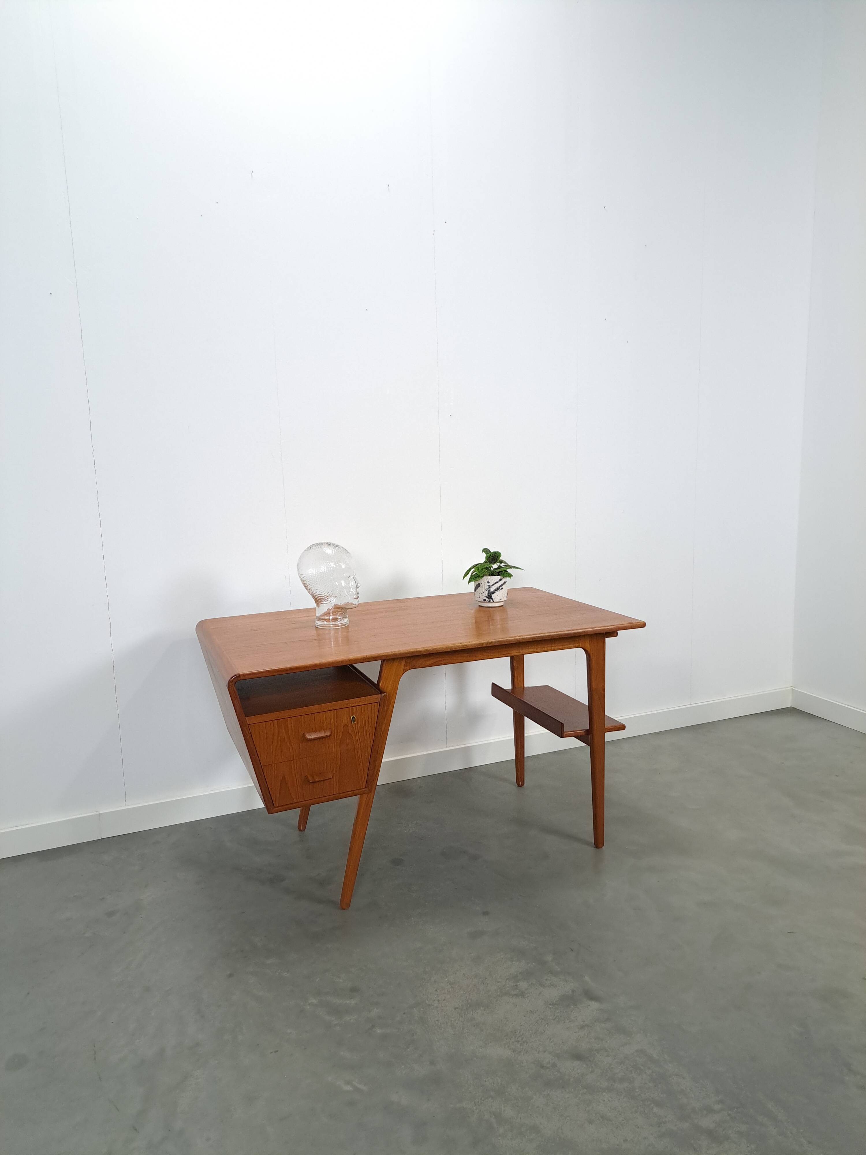 Teak vrijstaand partner bureau met schuine vormen, lades en extra werkblad