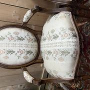 Suite de 4 fauteuils cabriolets à médaillons d'époque Louis XVI