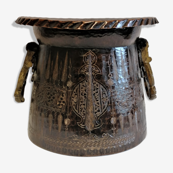 Cache pot ancien chaudron en cuivre gravé indo persan. xixème siècle.