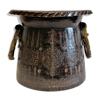 Pot cover. Ancient copper cauldron engraved Indo Persian. Nineteenth century.