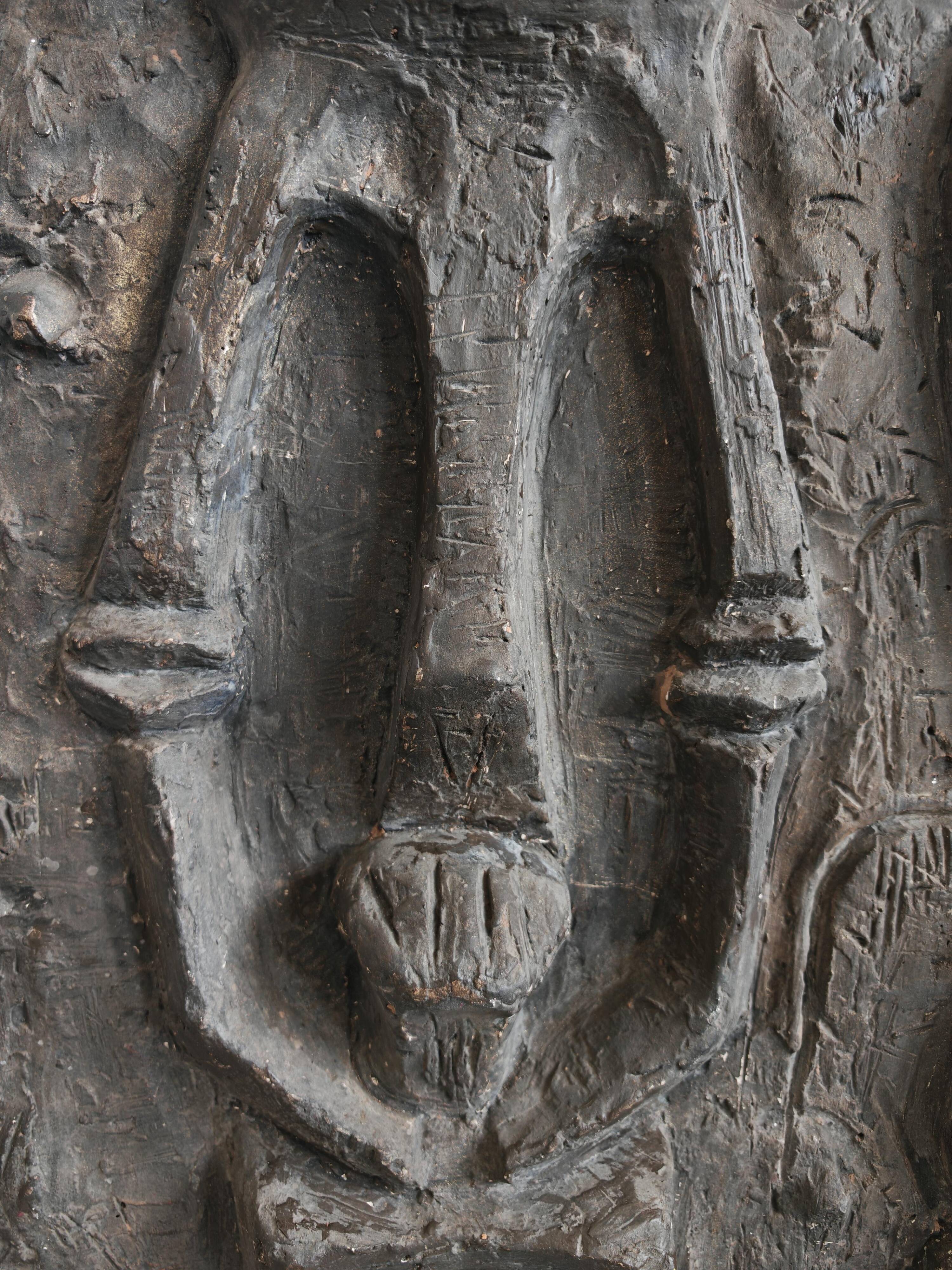 Sculptural anthropomorphic bas-relief by Venija Vučinić in plaster.