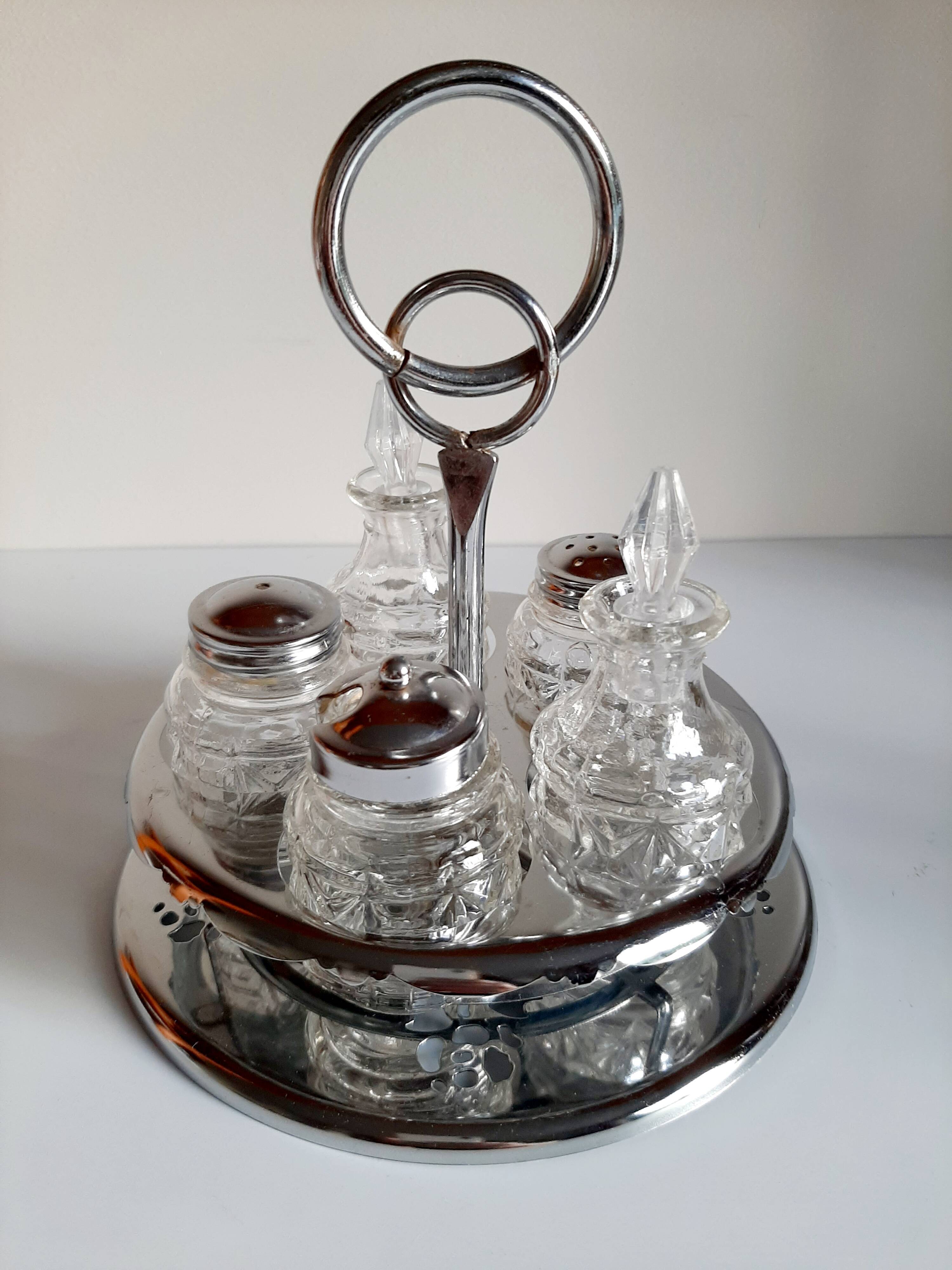 Salt and pepper servant