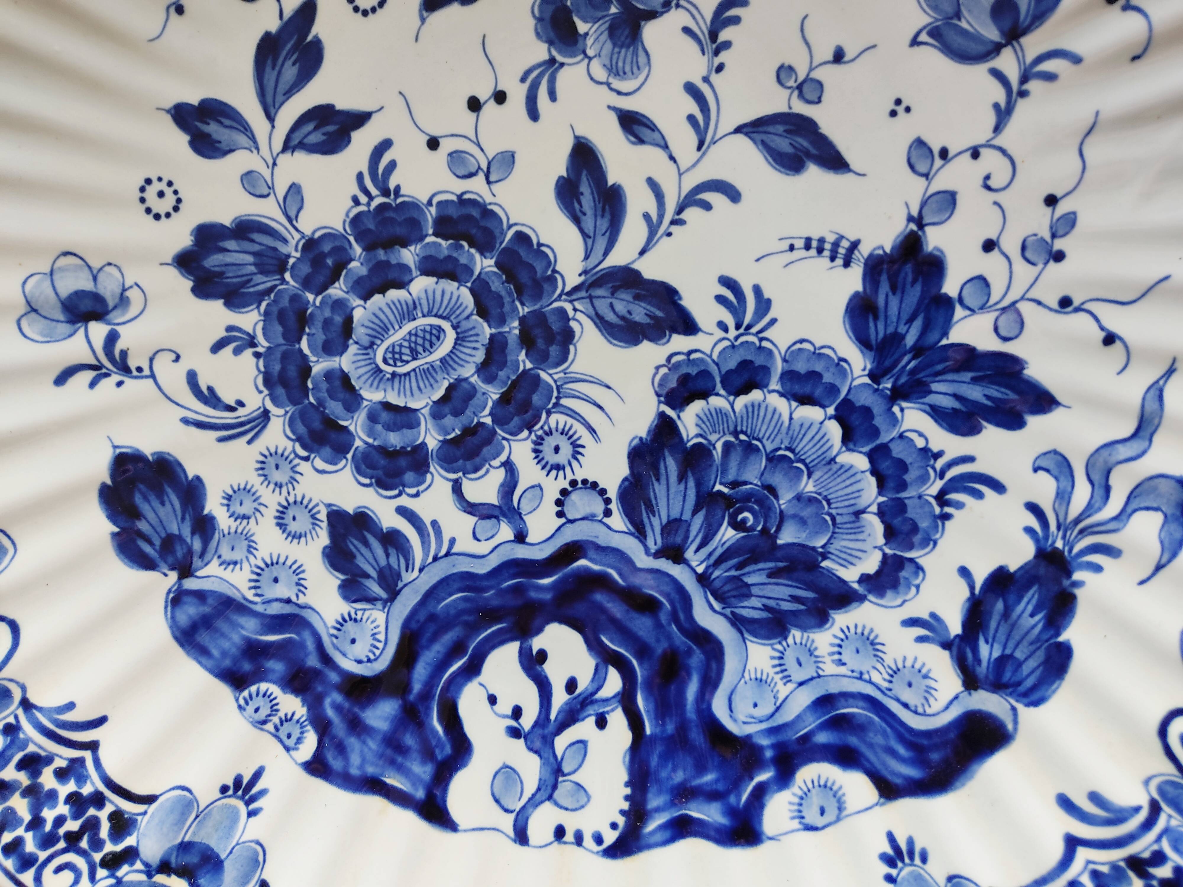 Plated flowery dish ribbed 35 cm in diameter