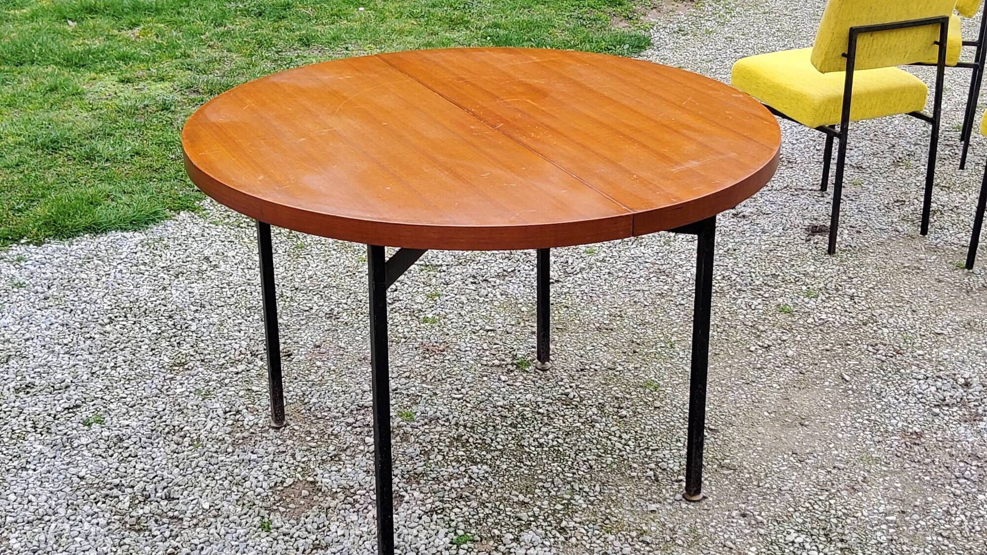 Vintage round table in blond mahogany by Gérard Guermonprez Editor Magnani, metal base