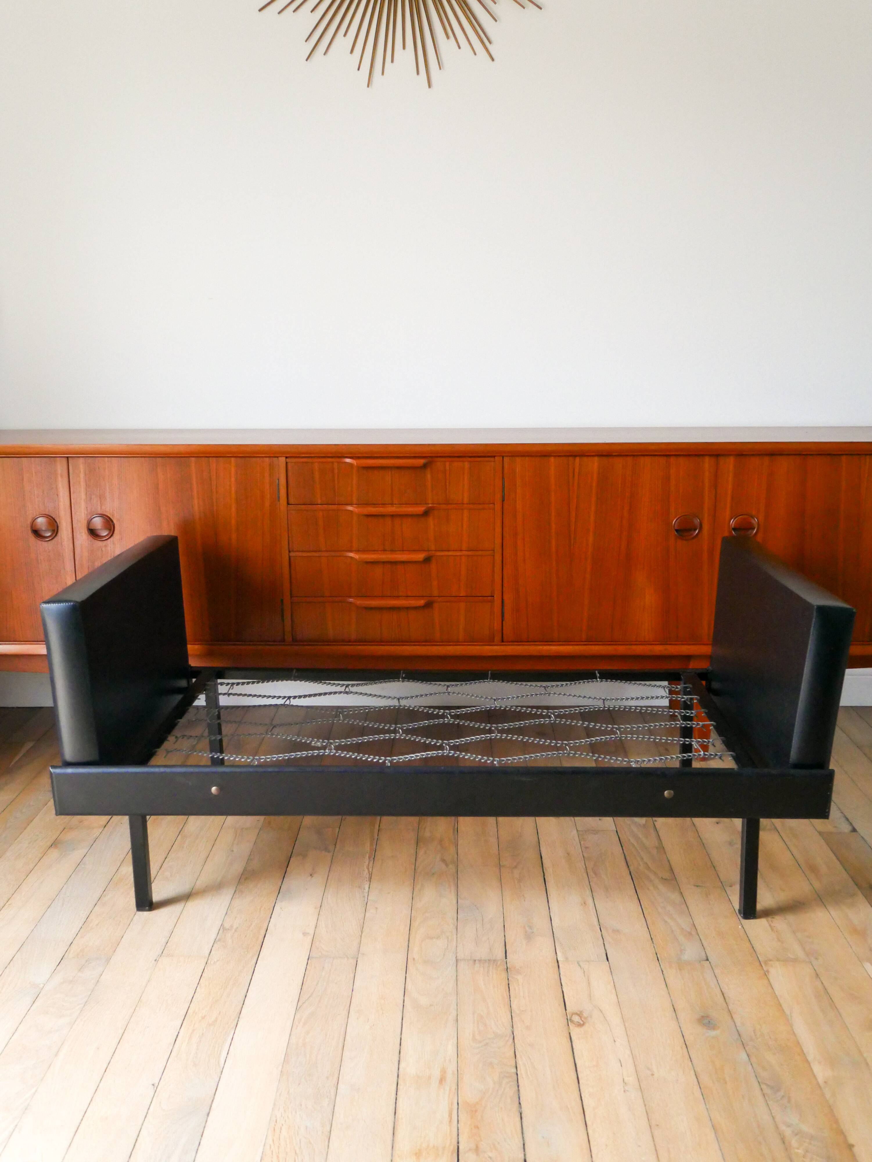 Day Bed sofa in skai, mottled red fabrics and black metal 1950