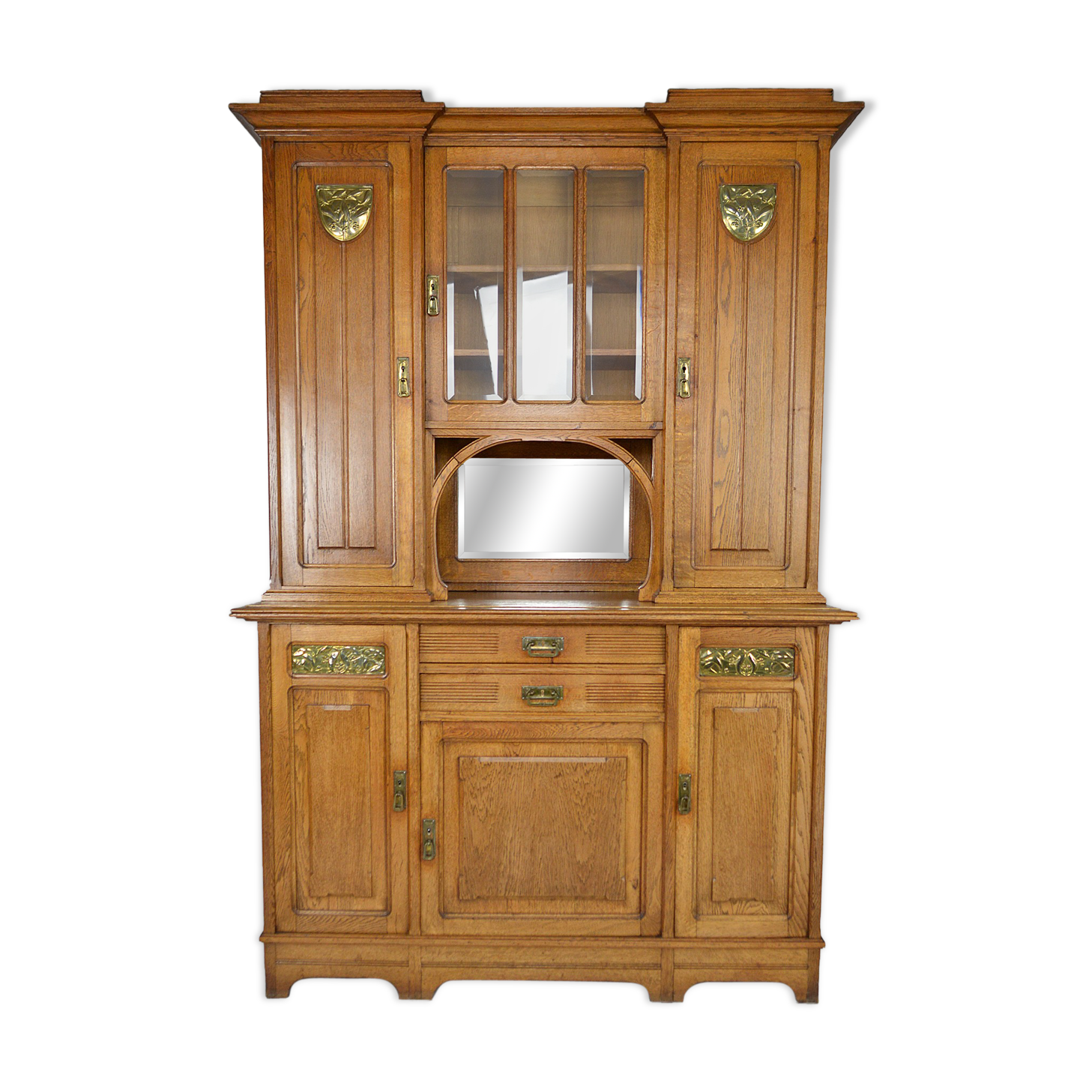 Buffet Art Nouveau en chêne et panneaux de dinanderie, vers 1910
