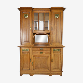 Buffet Art Nouveau en chêne et panneaux de dinanderie, vers 1910