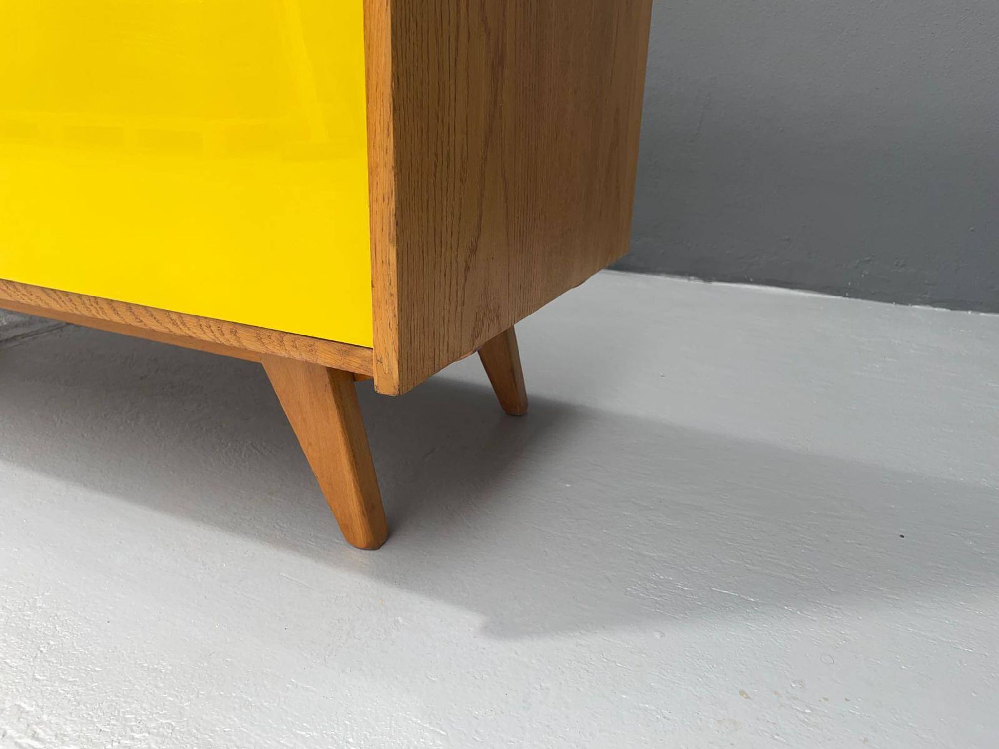 Armoire U-450 en placage de chêne, variante jaune et blanc, Jiří Jiroutek pour Inte