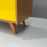 Armoire U-450 en placage de chêne, variante jaune et blanc, Jiří Jiroutek pour Inte