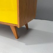 Armoire U-450 en placage de chêne, variante jaune et blanc, Jiří Jiroutek pour Inte
