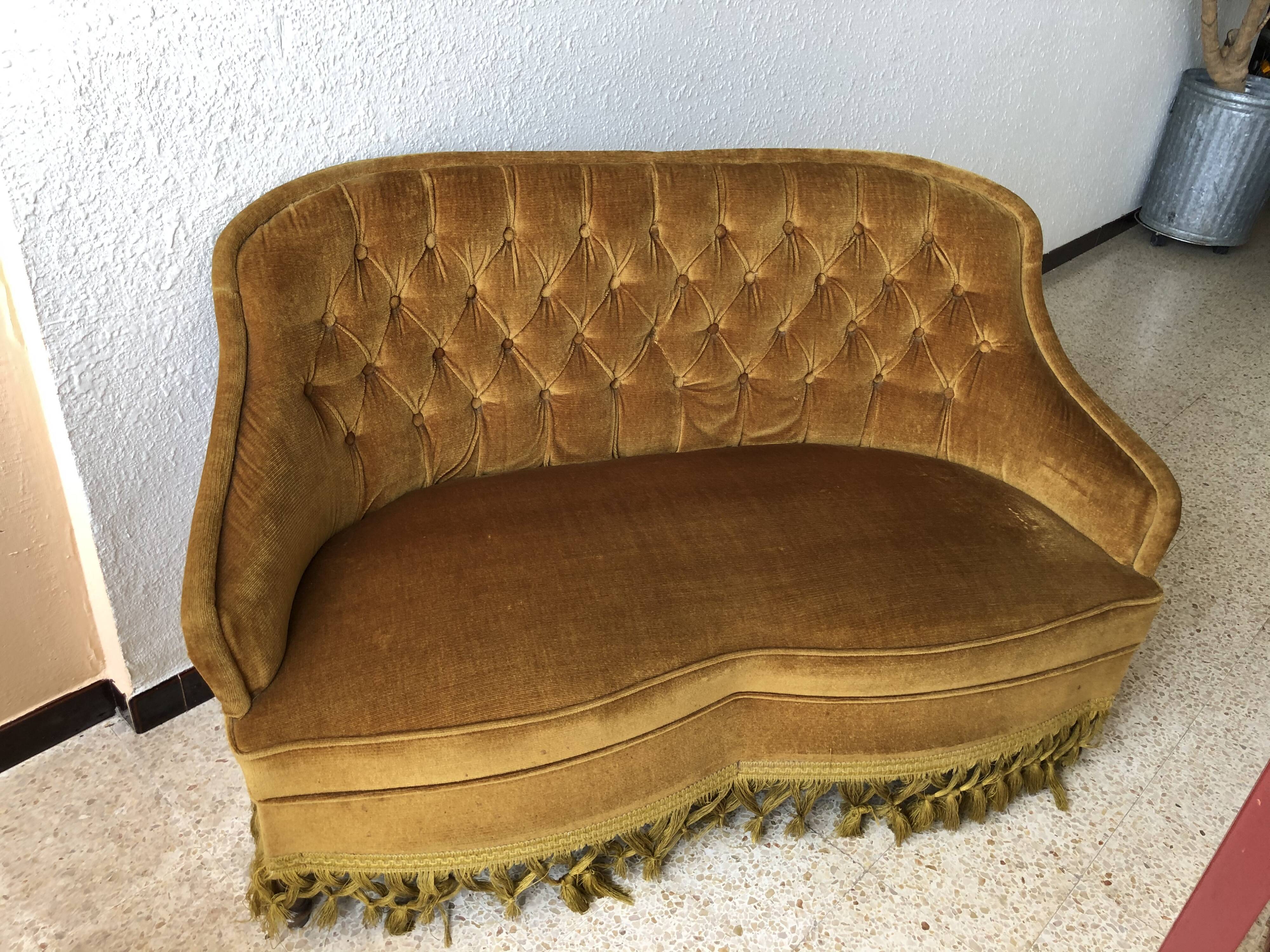 Banquette crapaud vintage capitonnée en velours or